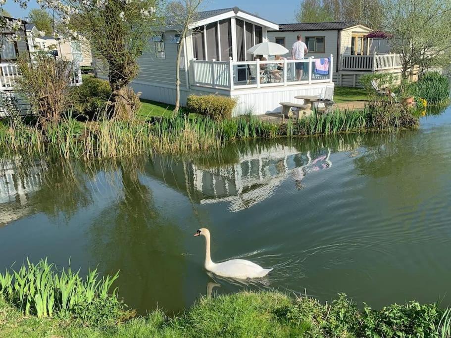 Waters Edge, Hoburne Cotswolds Βίλα South Cerney Εξωτερικό φωτογραφία